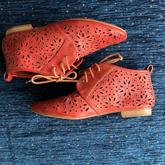 Crown Vintage size 9 rusty-Red Lace Up Boots with Intricate laser-cut Design - Picture 7 of 9